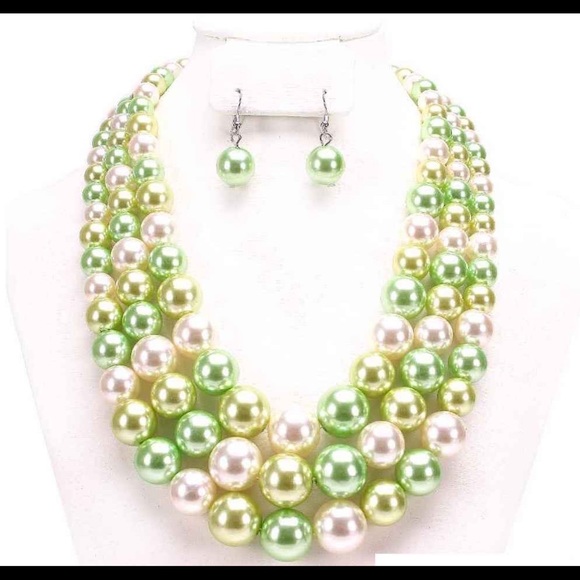 Green Necklace Set - Picture 4 of 4